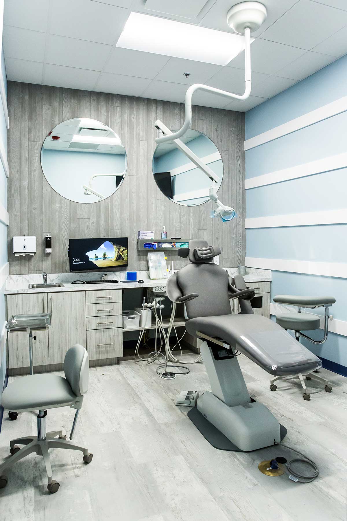 Quirófano de implantes dentales con sillón y equipamiento